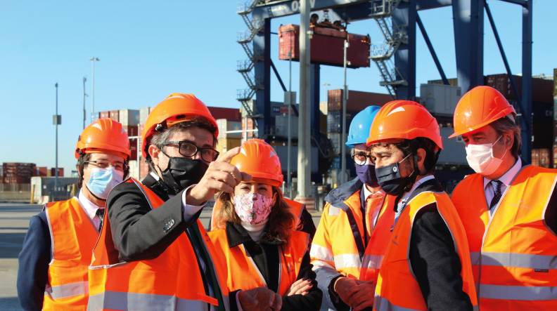 “El Port de Barcelona es imprescindible para la economía y una prioridad para el Gobierno”
