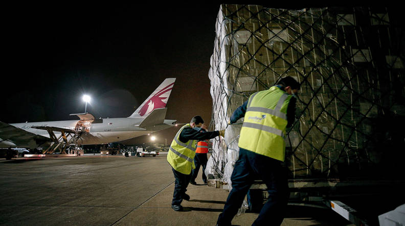 El noveno vuelo contratado por la Generalitat llega con 53,4 toneladas de material sanitario
