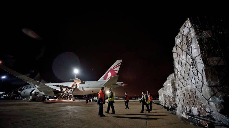 El noveno vuelo contratado por la Generalitat llega con 53,4 toneladas de material sanitario