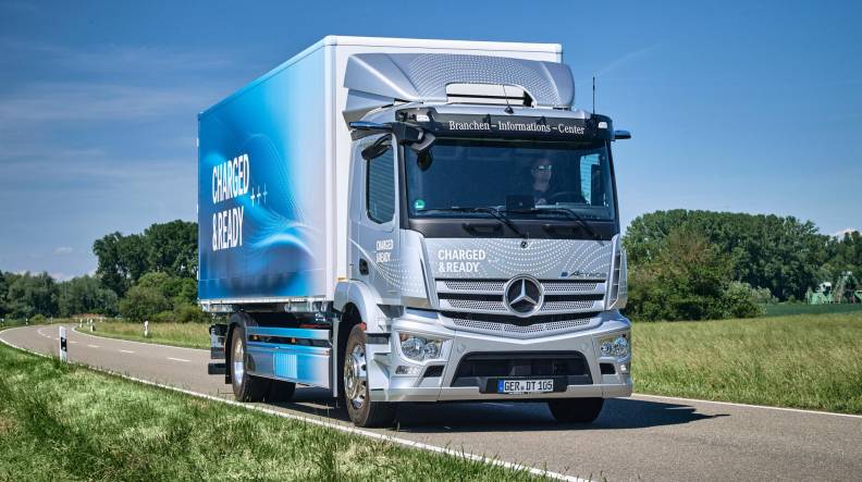 Mercedes-Benz presenta su camión totalmente eléctrico eActros y la nueva generación del Actros L