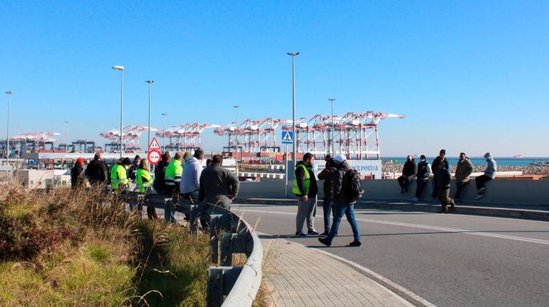 Retrasos de hasta tres horas en las operaciones de amarre en el Port de Barcelona