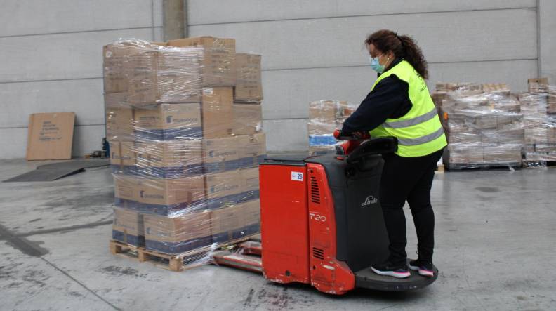 Port de Barcelona habilita un hub logístico para albergar material humanitario