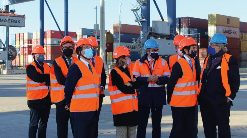 “El Port de Barcelona es imprescindible para la economía y una prioridad para el Gobierno”