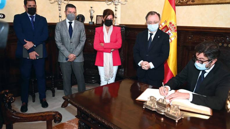 Rodríguez Dapena pone en valor el potencial económico, social y ambiental del Puerto de Ceuta
