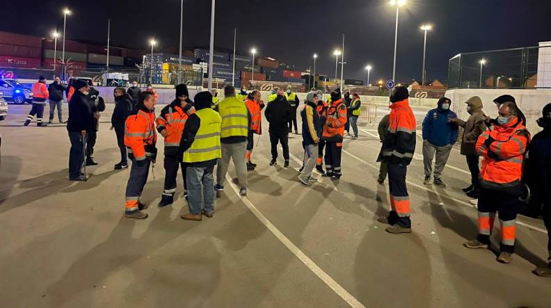 Retrasos de hasta tres horas en las operaciones de amarre en el Port de Barcelona