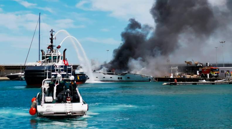 Un yate sufre un incendio en La Marina del Puerto de Valencia