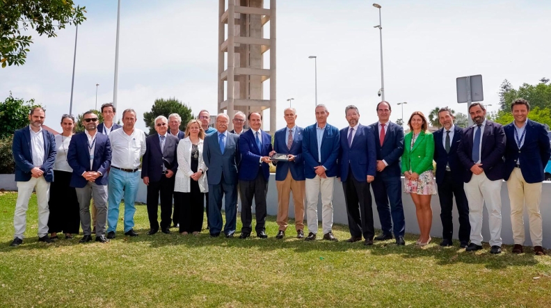 La APBA homenajea al capitán marítimo Julio Berzosa tras su jubilación