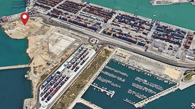 En primer t&eacute;rmino, la base de TBS en el interior del puerto de Valencia. A la izquierda, ubicaci&oacute;n de la nueva zona habilitada para el almacenamiento.