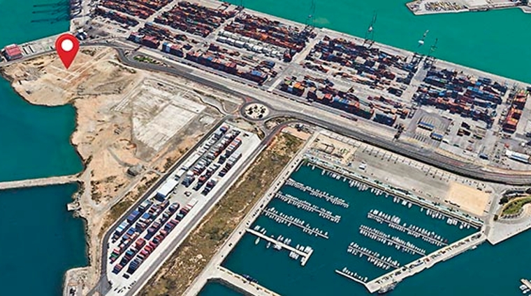 En primer t&eacute;rmino, la base de TBS en el interior del puerto de Valencia. A la izquierda, ubicaci&oacute;n de la nueva zona habilitada para el almacenamiento.