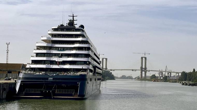 El crucero de lujo “Evrima” realiza su primera escala en el Puerto de Sevilla