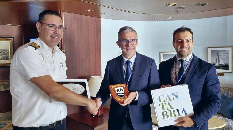 El capitán del buque, Davor Dubravica, ha recibido una metopa y un libro de manos de César Díaz, presidente de la Autoridad Portuaria de Santander y de Francisco José Arias, concejal de Turismo del Ayuntamiento de Santander.
