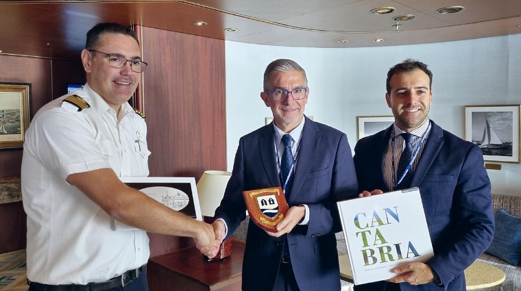 El capitán del buque, Davor Dubravica, ha recibido una metopa y un libro de manos de César Díaz, presidente de la Autoridad Portuaria de Santander y de Francisco José Arias, concejal de Turismo del Ayuntamiento de Santander.