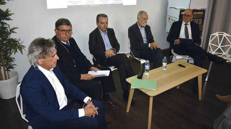 Jesús Cuéllar, presidente del Foro MADCargo; Néstor Martínez, subdirector general de la APV; Juan Carlos Arocas, director de Negocio y Desarrollo de Transitalia; Jaime Agramunt, presidente de Anatrans; y Pedro Novella, director socio de NTT Data, en la mesa debate del III Encuentro Logístico Florida Universitària.