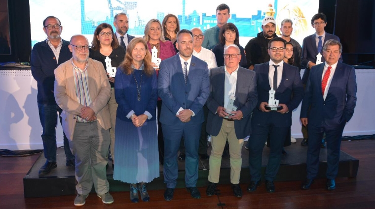 Rafa Simó, presidente de la Autoridad Portuaria de Castellón; y Amparo Marco, alcaldesa de Castellón (tercero y segunda por la izquierda), junto a los premiados en la octava edición de los Premios Faro de PortCastelló. Foto: Raúl Tárrega.