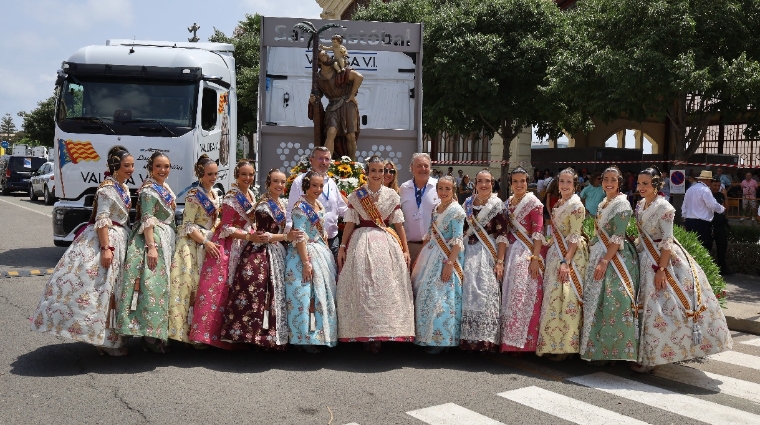 La Fallera Mayor de Valencia y su Corte de Honor junto a representantes de la FVET. Foto R. T.
