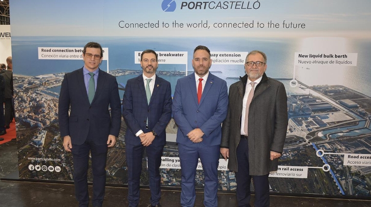 José María Gómez, director de PortCastelló; Ximo Huguet, diputado de Promoción Cerámica; Rafa Simó, presidente de la Autoridad Portuaria de Castellón; y José Pascual Martí, presidente de la Diputación de Castellón, tras el acto de presentación del Puerto en Cevisama. Foto: Raúl Tárrega.