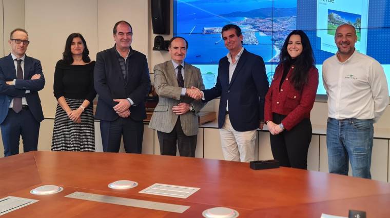 En el centro de la imagen, Gerardo Landaluce presidente de la APBA y Salvador Toribio director de Americold en Algeciras