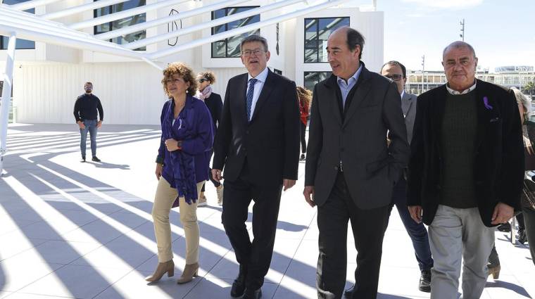 El president de la Generalitat Valenciana, Ximo Puig, ha participado en la clausura de la jornada de inicio de actividad de Distrito Digital 5 y ha visitado sus instalaciones en el Puerto de Alicante acompañado de otras autoridades.