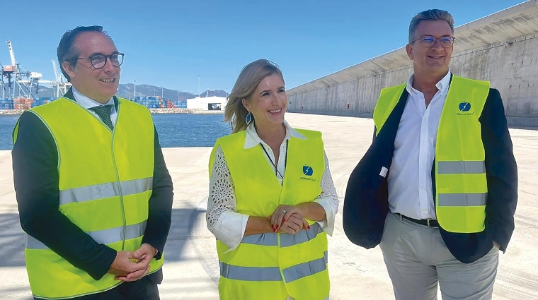 El presidente de la Autoridad Portuaria de Castellón, Rubén Ibáñez; la consellera de Medio Ambiente, Agua, Infraestructuras y Territori, Salomé Pradas y el director general de Costas, Puertos y Aeropuertos, Vicente Martínez Mus.