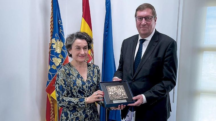 Mar Chao, presidenta de la Autoridad Portuaria de Valencia; y Andres Rundu, embajador de Estonia en España y Andorra.