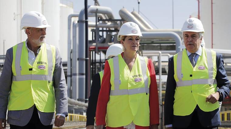 La presidenta del Puerto de Huelva, Pilar Miranda, durante una visita a las instalaciones del Puerto.
