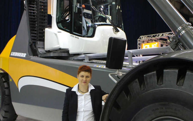 Liebherr lanza su nueva gama Pulser de reachstackers con accionamiento h&iacute;brido