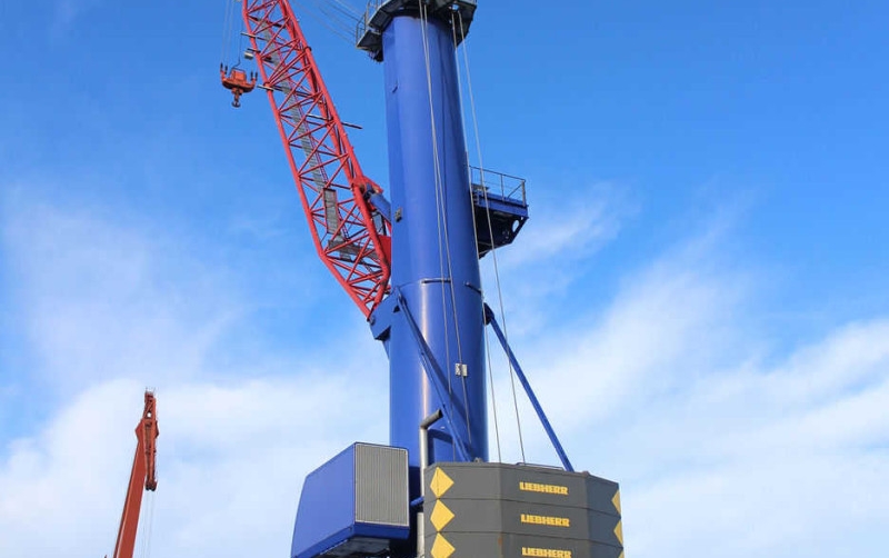 Toro y Betolaza refuerza su capacidad operativa en Bilbao y Avil&eacute;s con dos nuevas gr&uacute;as m&oacute;viles