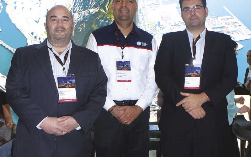 Desde la izquierda: &Iacute;&ntilde;igo Carrera, international product manager de Ertransit; Max Alfaro D&aacute;vila, presidente de NICA Transport Group, agente de Ertransit en Nicaragua; Daniel Mayland, director general de Ertransit en Shanghai. Foto J.P.