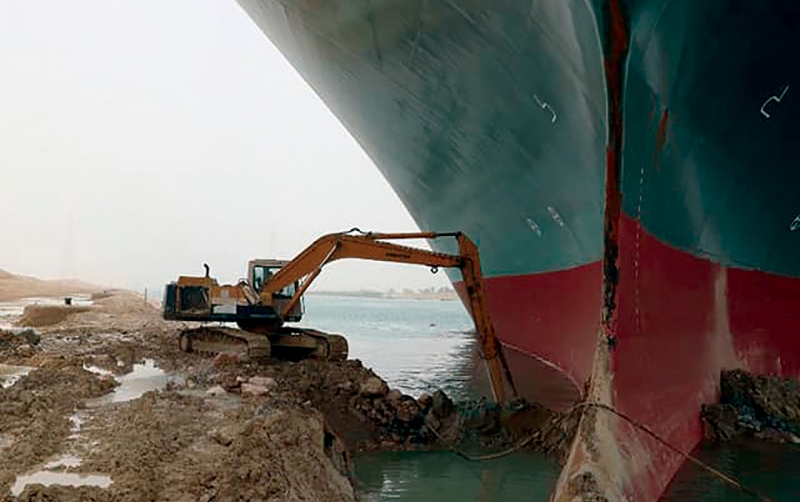 Canal de Suez: cerrado hasta nuevo aviso
