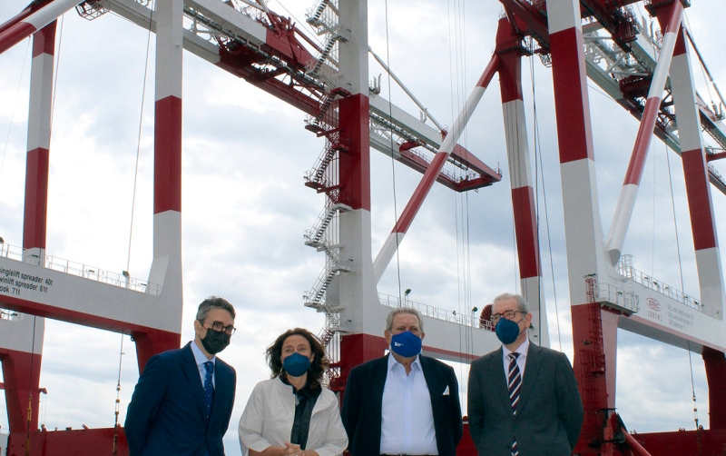 De izquierda a derecha, Guillermo Belcastro, CEO de Hutchison Ports BEST; Merc&egrave; Conesa, presidenta de la Autoridad Portuaria de Barcelona; Javier Vidal, director de Relaciones Corporativas de Hutchison Ports BEST; y Jos&eacute; Alberto Carbonell, director general de la AP de Barcelona, ayer en la presentaci&oacute;n de las dos nuevas gr&uacute;as. Foto A. Tejera.