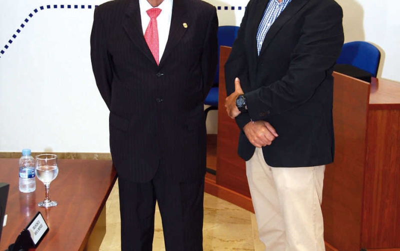 Francisco Roca Monz&oacute; se entrevista con los socios de la aaaIPEC