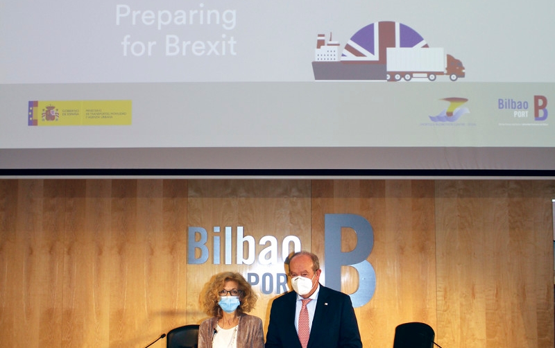 Pilar Tejo, directora t&eacute;cnica de SPC Spain, y Ricardo Barkala, presidente de la Autoridad Portuaria de Bilbao. Foto J.P.