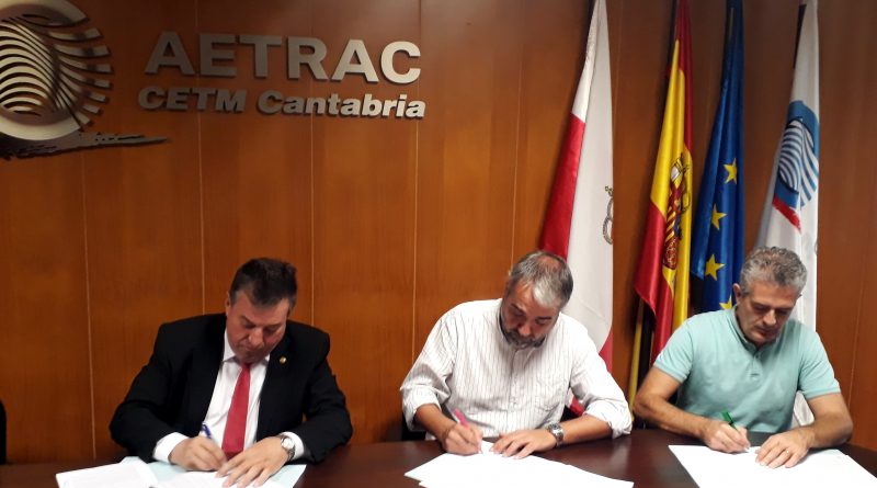 El presidente de AETRAC, Andr&eacute;s T&aacute;rano (izquierda), firm&oacute; el convenio con los representantes sindicales de CC.OO. y UGT.
