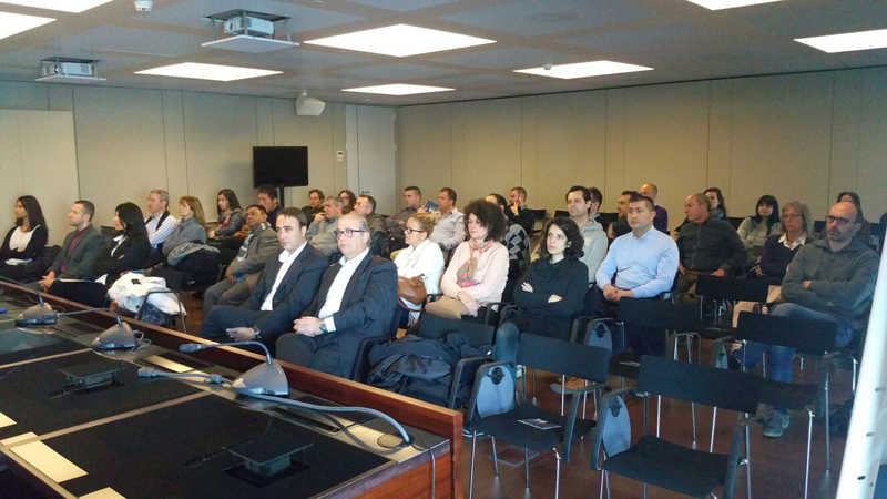 Fern&aacute;ndez de Sola muestra el Puerto de Barcelona a sus clientes