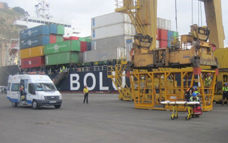 Boluda Lines participa en un simulacro en TCB en el que se se simul&oacute; la ca&iacute;da de un estibador