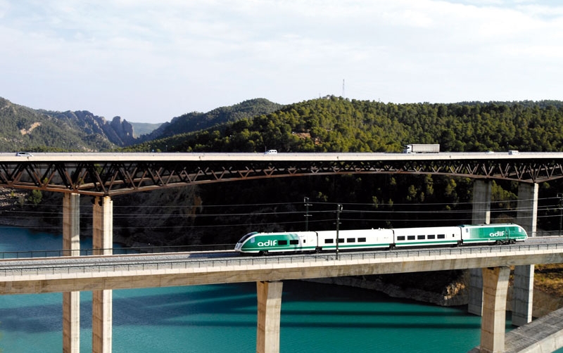 Fomento reabre al tr&aacute;fico de veh&iacute;culos ligeros el viaducto del embalse de Contreras en la A-3 en sentido Madrid-Valencia