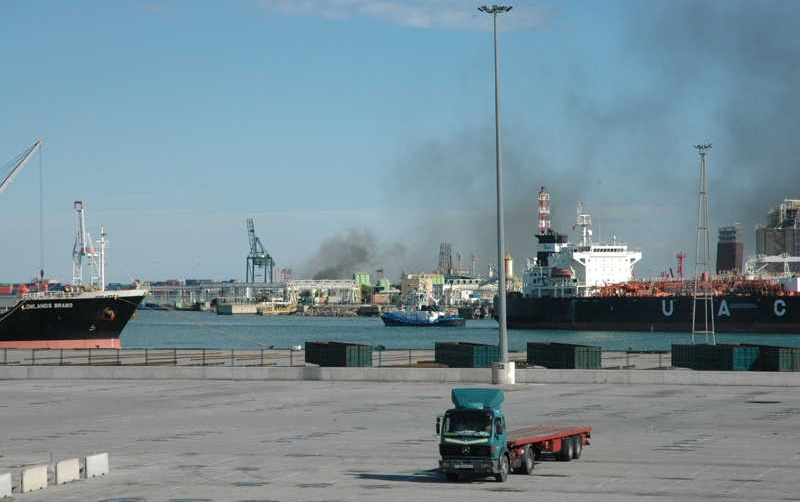 La planta de Ecoimsa en el Puerto de Barcelona sufre un peque&ntilde;o incendio sin consecuencias graves