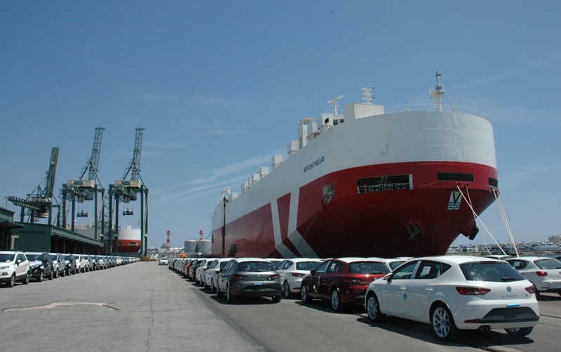 La imponente presencia de un car-carrier en el muelle