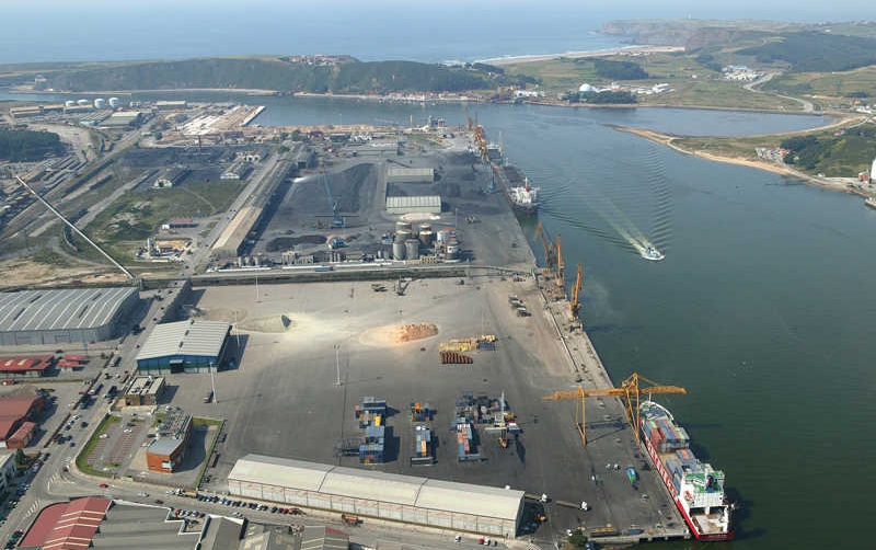 El tr&aacute;fico de mercanc&iacute;as cae un 2,47% en el Puerto de Avil&eacute;s hasta julio