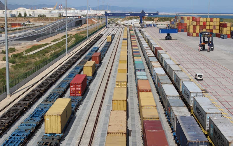 El tren ya mueve el 14% de los contenedores que transitan por el Puerto de Barcelona