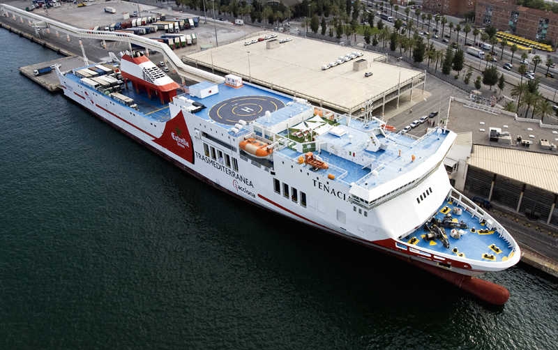 Trasmediterranea concluye una carga especial en Barcelona