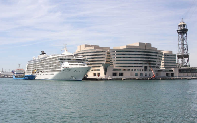 El crucero residencia &quot;The World&quot; llega al Puerto de Barcelona