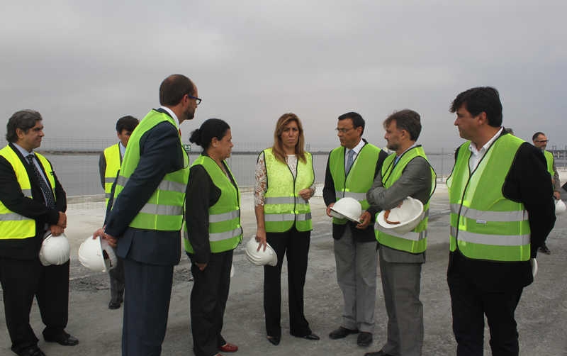 La presidenta de Andaluc&iacute;a analiza el potencial del Puerto de Huelva