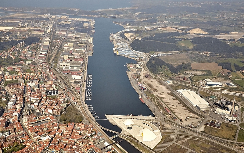 El Puerto de Avilés limita la navegación y el fondeo por los fuegos de San Agustín