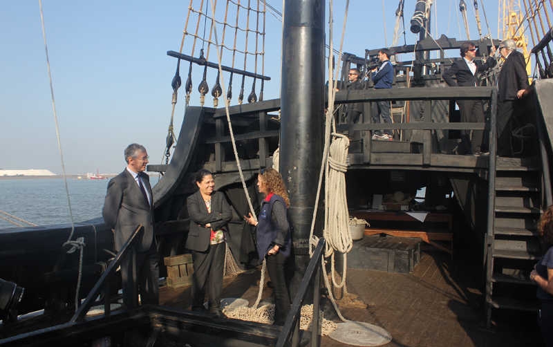 La presidenta del Puerto de Huelva y el director visitan la nao Victoria