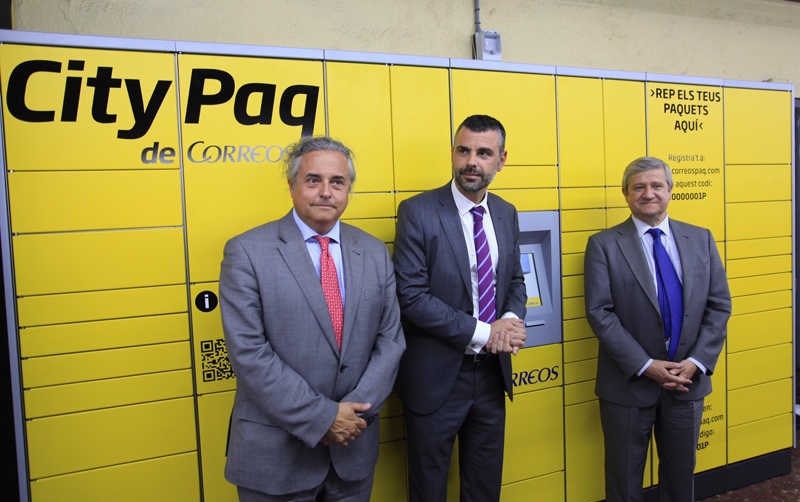 Las estaciones de FGC estrenan las primeras m&aacute;quinas de recogida de paquetes de Correos