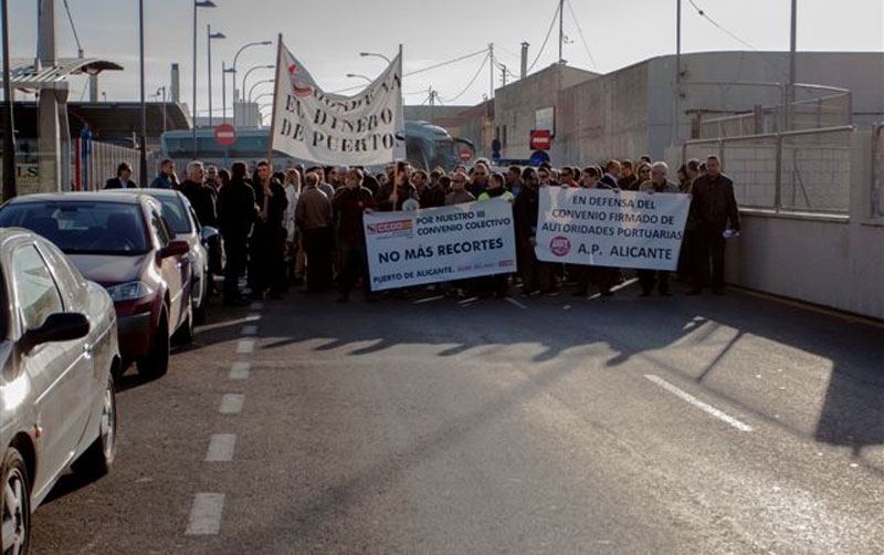 El paro de los trabajadores de la AP de Alicante provoca retenciones en los accesos al enclave&nbsp;