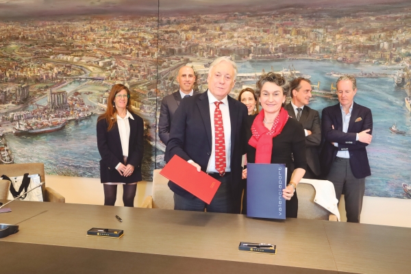 $!Firma el pasado 2 de abril del acuerdo de colaboracion suscrito por la Autoridad Portuaria de Valencia (Mar Chao) y el Gobierno de Aragón (Octavio López) para impulsar la puesta en marcha de autopistas ferroviarias que conecten las zonas industriales y logísticas aragonesas de PLAZA y PLATEA con el Puerto de Valencia.