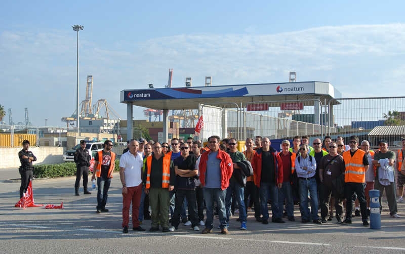 La huelga de los sindicatos en las empresas del sector paraliza la actividad en los muelles del Puerto de Valencia