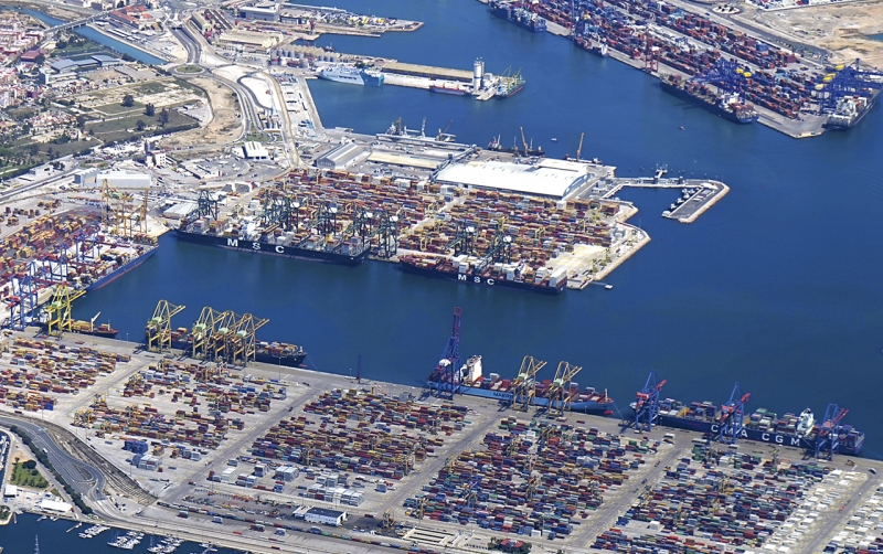 Las tres terminales de Valencia contin&uacute;an cerradas a la espera de que mejore el temporal